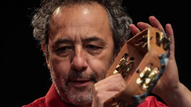 17 de noviembre del 2021/SANTIAGODaniel Muñoz, canta, durante un acto artístico en el anfiteatro del museo de Bellas Artes, que organizo el comando del candidato presidencial Gabriel Boric, donde participan representantes del mundo de las culturas, las artes y los patrimonios para sellar los compromisos específicos del sector.
FOTO: SEBASTIAN BELTRAN GAETE/AGENCIAUNO