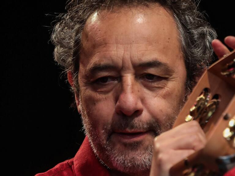 17 de noviembre del 2021/SANTIAGODaniel Muñoz, canta, durante un acto artístico en el anfiteatro del museo de Bellas Artes, que organizo el comando del candidato presidencial Gabriel Boric, donde participan representantes del mundo de las culturas, las artes y los patrimonios para sellar los compromisos específicos del sector.
FOTO: SEBASTIAN BELTRAN GAETE/AGENCIAUNO