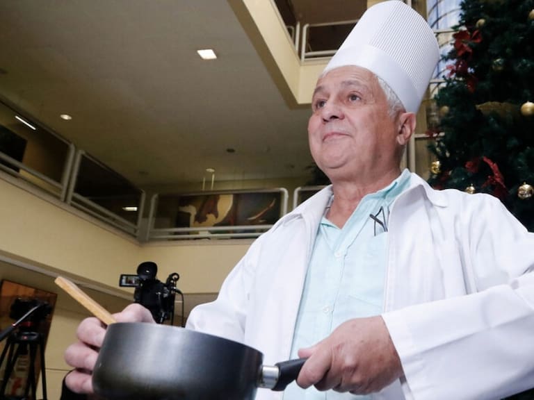 Diputado del Partido Humanista llega al Congreso vestido de chef para criticar el acuerdo constitucional