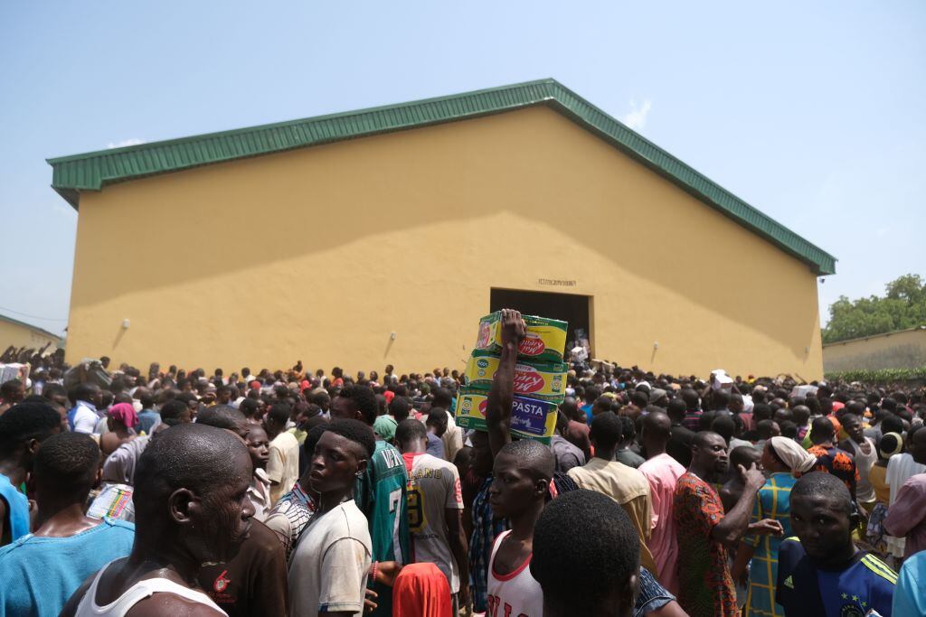 Cientos de personas buscan recibir alimentos en una localidad de Nigeria