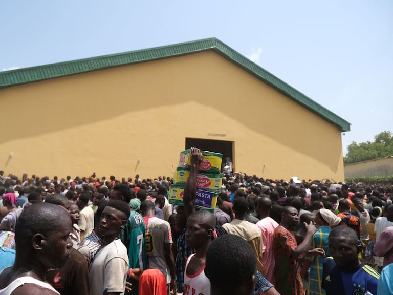 Cientos de personas buscan recibir alimentos en una localidad de Nigeria