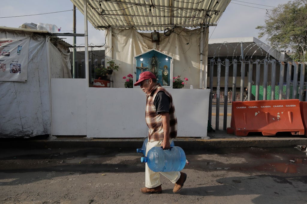 Un hombre transporta un bidón de agua en Ciudad de México