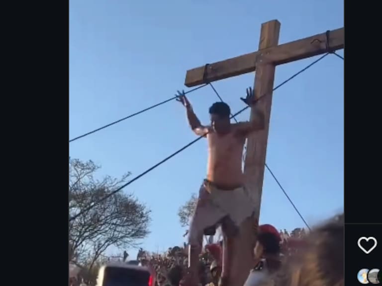 Fallido viacrucis mexicano: actor que representaba a Jesús cae en plena escena en México