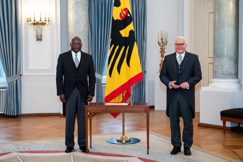El embajador namibio Martin Andjaba y el presidente alemán Frank-Walter Steinmeier
