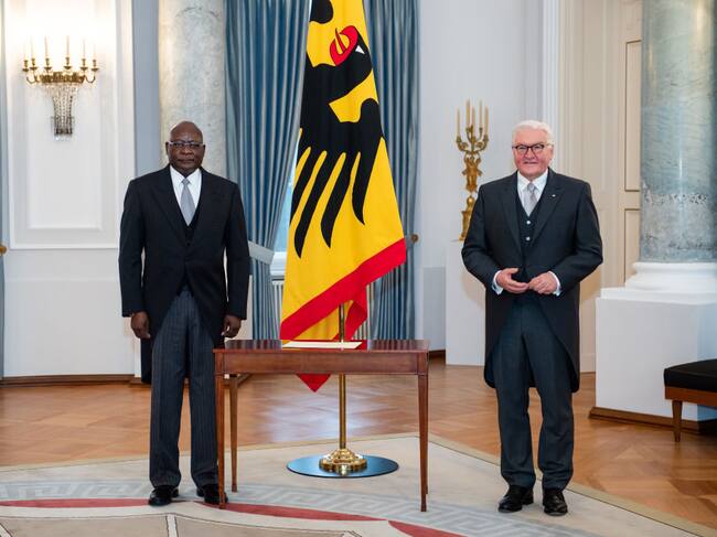 El embajador namibio Martin Andjaba y el presidente alemán Frank-Walter Steinmeier