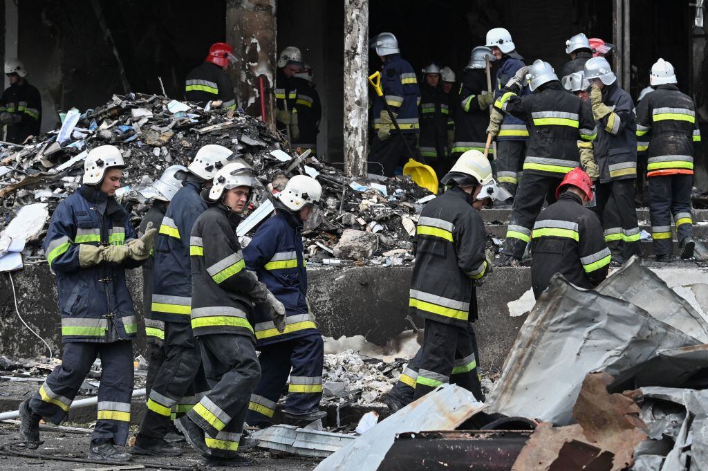Rescatistas buscan entre los escombros tras ataque aéreo en Vinnytsia