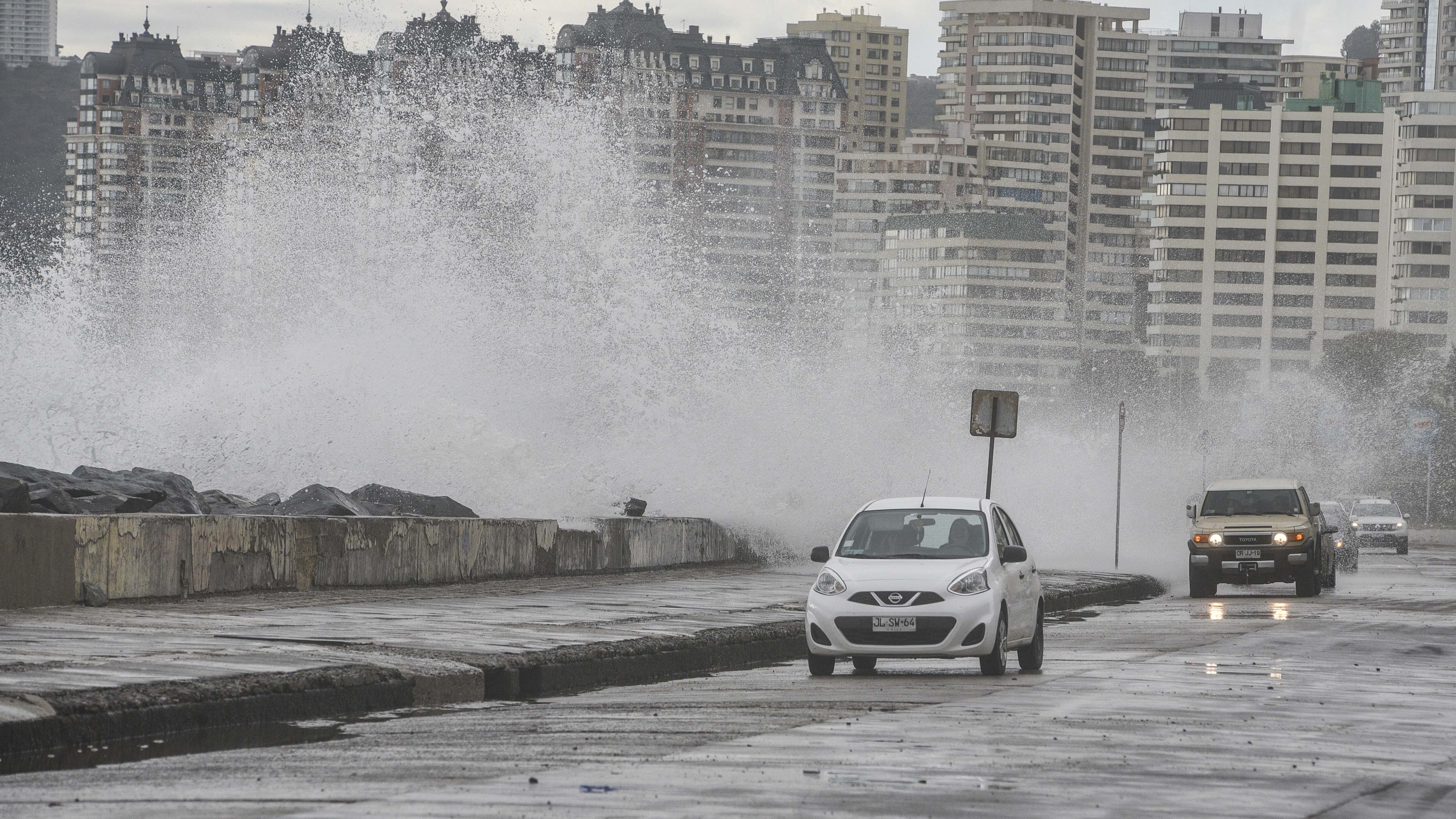Fuertes marejadas se registraron en Viña del Mar y Valparaíso este lunes