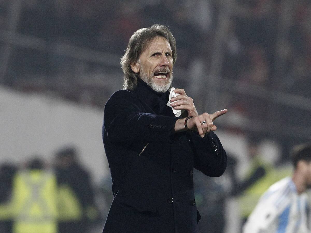 El tenso cruce que protagonizó el hijo de Ricardo Gareca con hinchas de La Roja en plena derrota ante Argentina