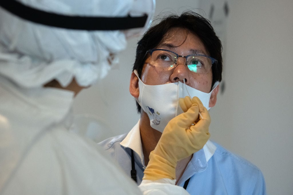 Personal médico realiza test para detectar el covid-19 en Tokio