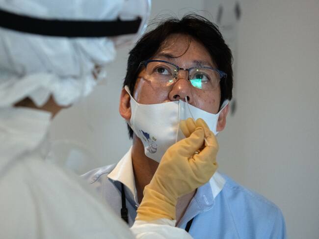 Personal médico realiza test para detectar el covid-19 en Tokio