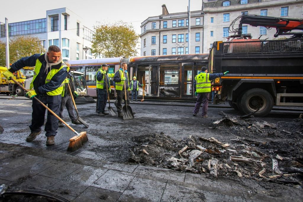 Trabajadores limpian los destrozos tras las protestas en Dublín de Irlanda