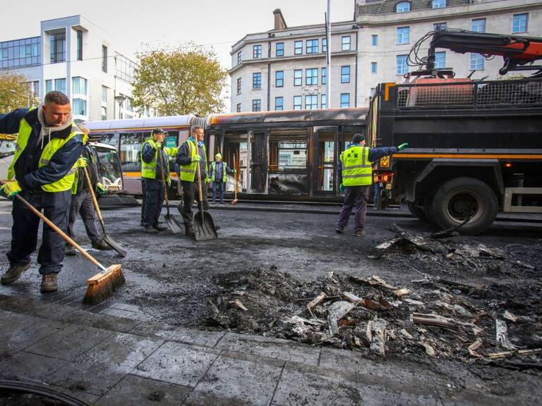 Trabajadores limpian los destrozos tras las protestas en Dublín de Irlanda