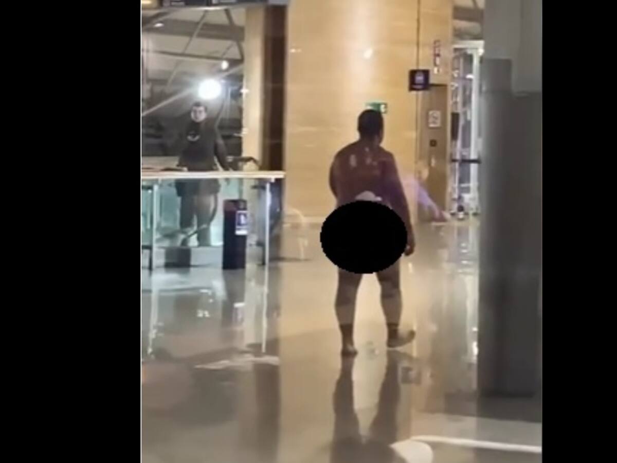 ¡Al desnudo! Hombre camina sin ropa en el Aeropuerto de Punta Arenas