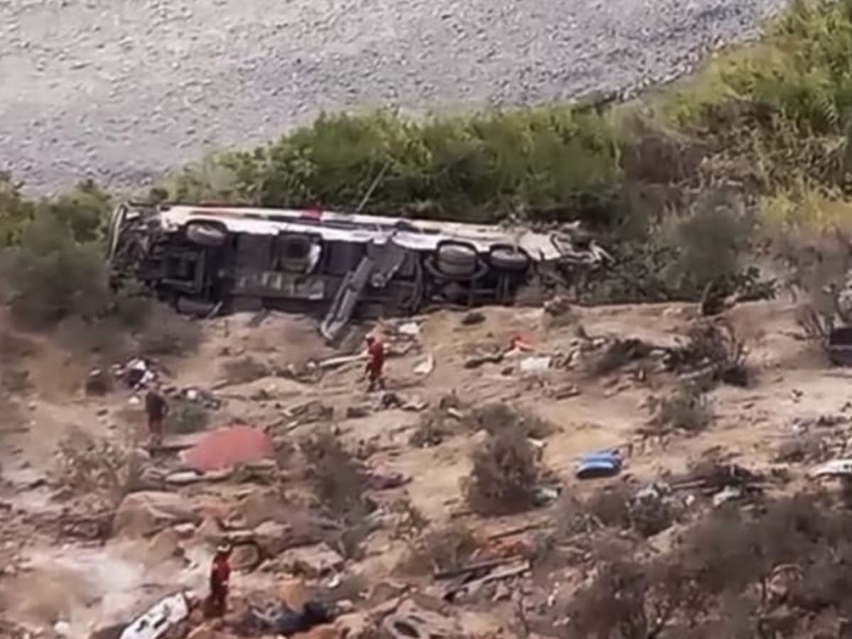 Tragedia en carretera de Perú: bus cae a un abismo y deja 37 muertos