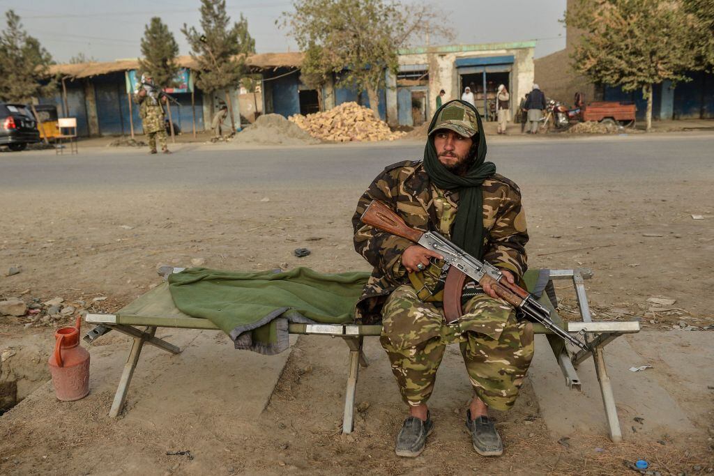 Un miliciano talibán descansa junto a una calle de Kunduz