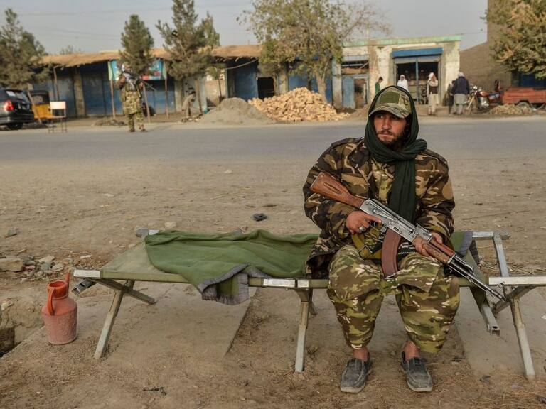Un miliciano talibán descansa junto a una calle de Kunduz