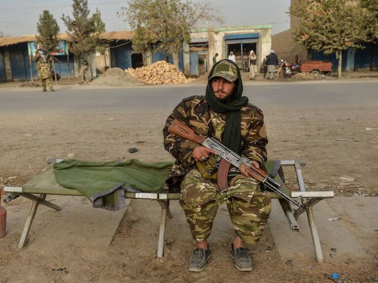 Un miliciano talibán descansa junto a una calle de Kunduz