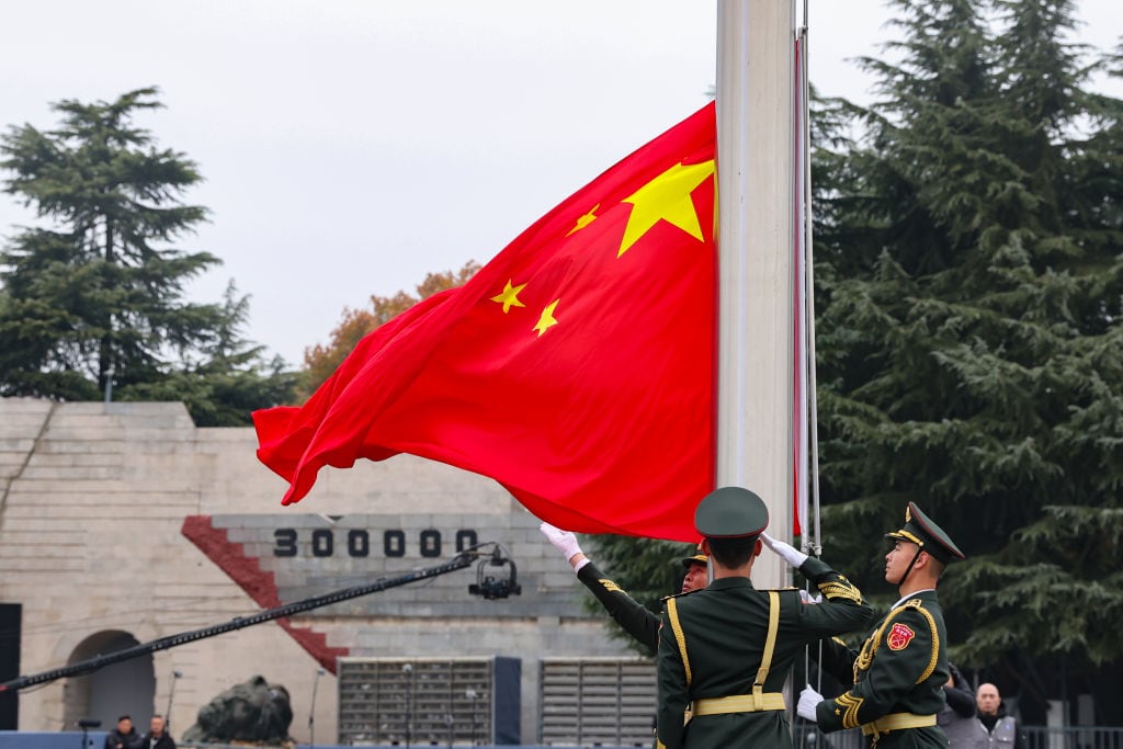 La Guardia de Honor del Ejército Popular de Liberación de China realizan la ceremonia de la bandera por la masacre de Nanjing en la provincia de Jiangsu.