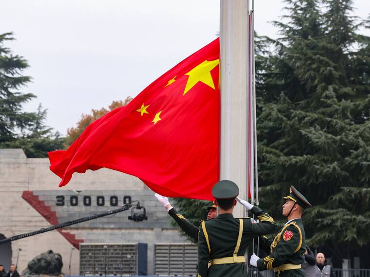 La Guardia de Honor del Ejército Popular de Liberación de China realizan la ceremonia de la bandera por la masacre de Nanjing en la provincia de Jiangsu.