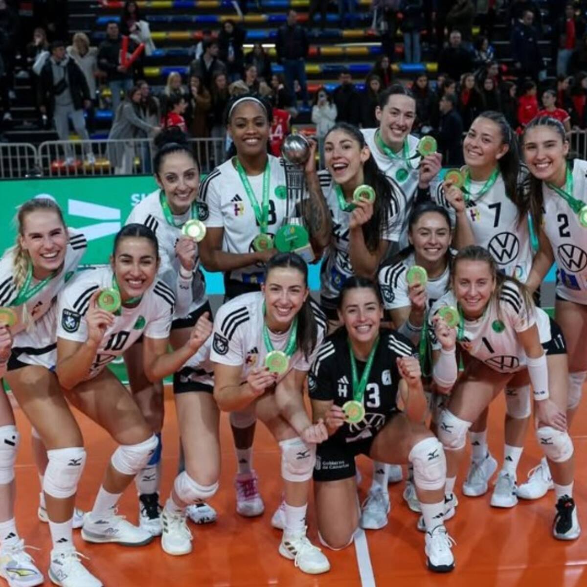 Figura del voleibol femenino de Chile se consagra campeona de la Supercopa en España