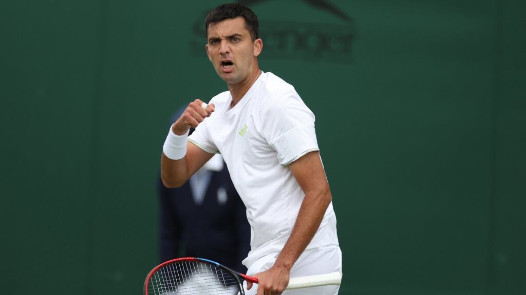 Tomás Barrios supera a la lluvia y a Sebastián Báez para instalarse en la segunda ronda de Wimbledon