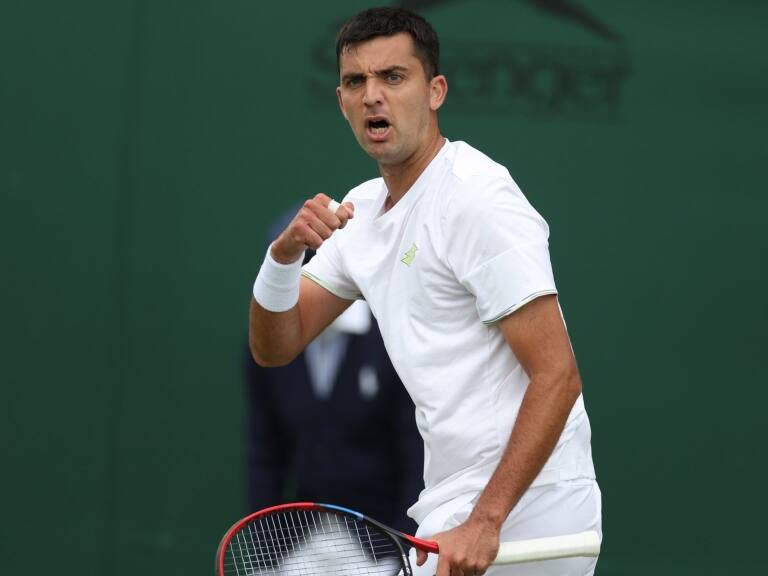 Tomás Barrios supera a la lluvia y a Sebastián Báez para instalarse en la segunda ronda de Wimbledon