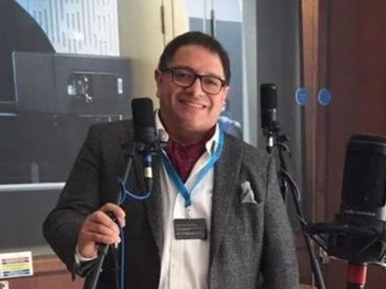 100 Años en el aire: Las reflexiones de Fernando Solís, la voz dorada de la radio chilena