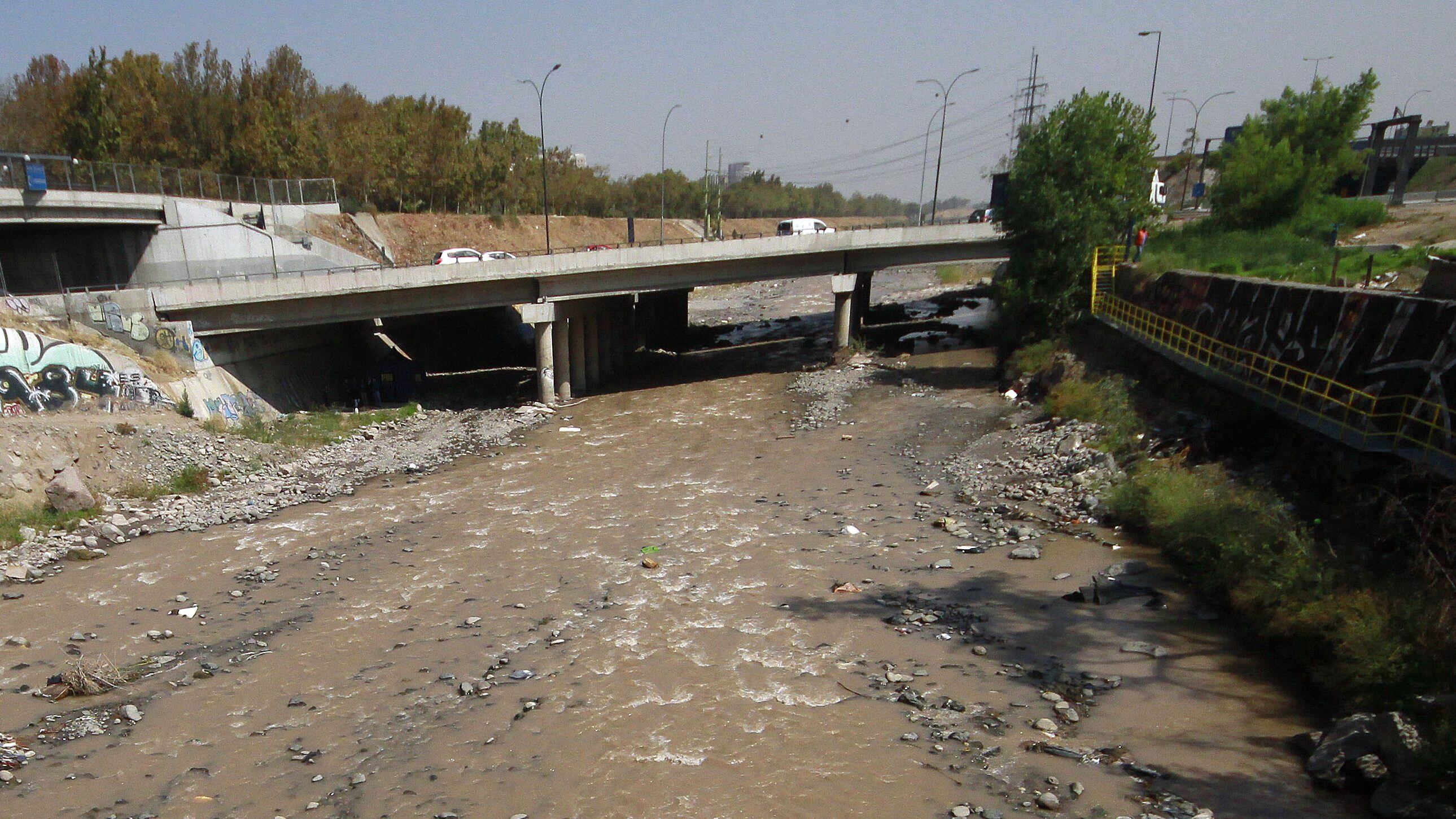 Cuerpo en compuertas río Mapocho
