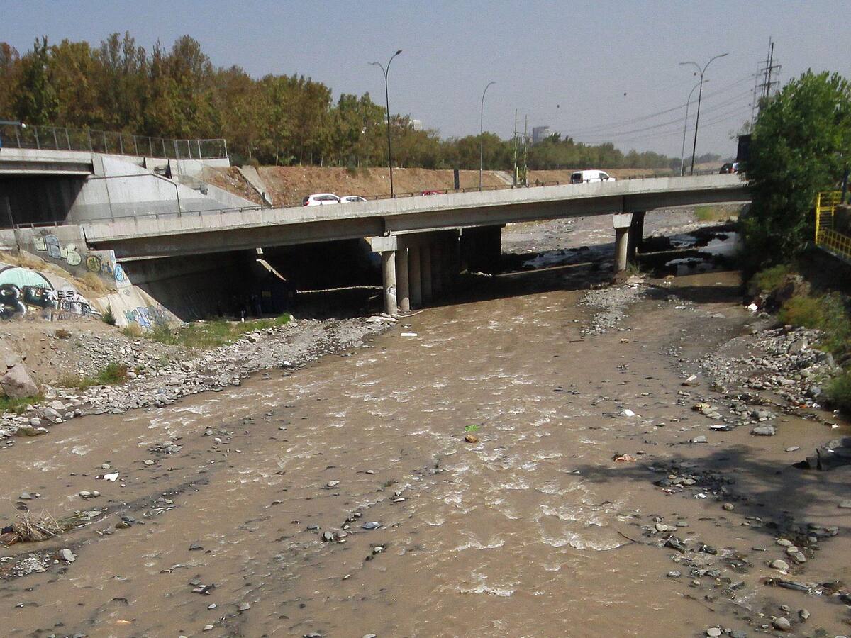 Encontraron el cuerpo de un hombre en compuertas del río Mapocho