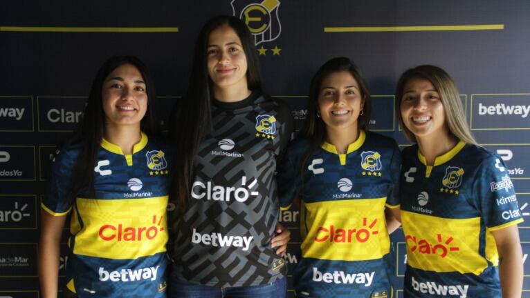 Histórico: cuatro jugadoras de Everton firman sus primeros contratos profesionales