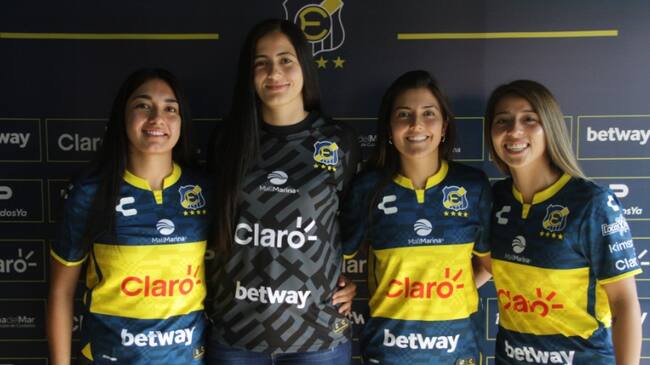 Histórico: cuatro jugadoras de Everton firman sus primeros contratos profesionales