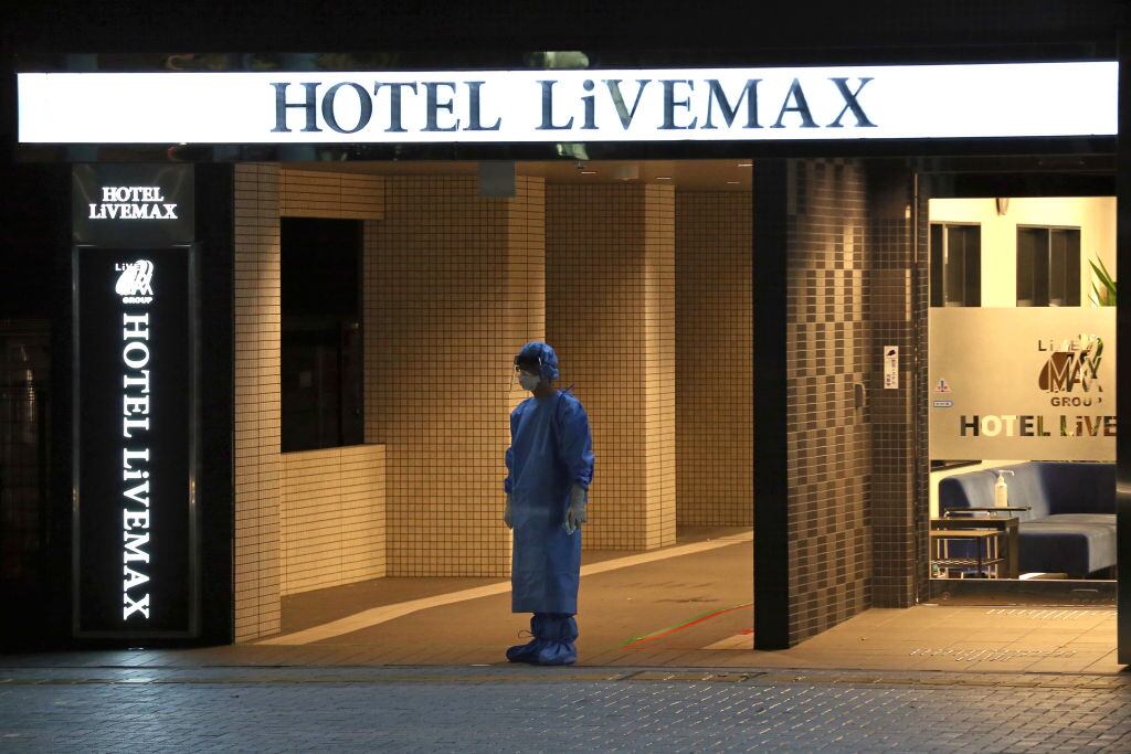 Un trabajador de la salud en un hotel destinado para pacientes del Covid-19 en la ciudad de Himeji