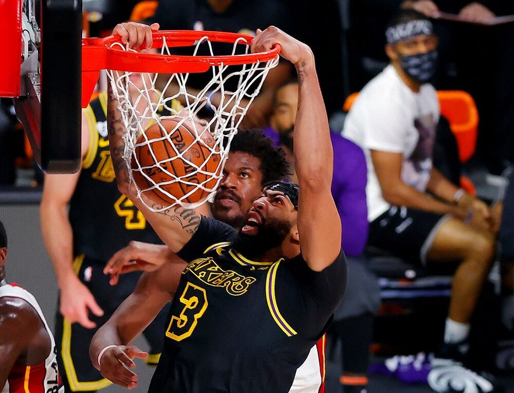 Anthony Davis anota por Lakers ante Heat