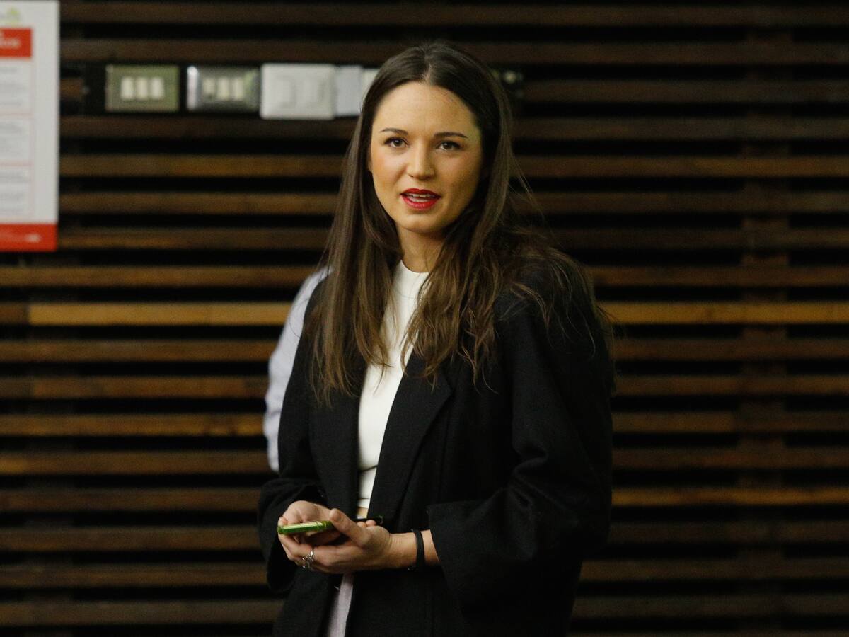 “Agradecería que me dejen tranquila”: Irina Karamanos reaparece en votación y evita referirse a Caso ProCultura
