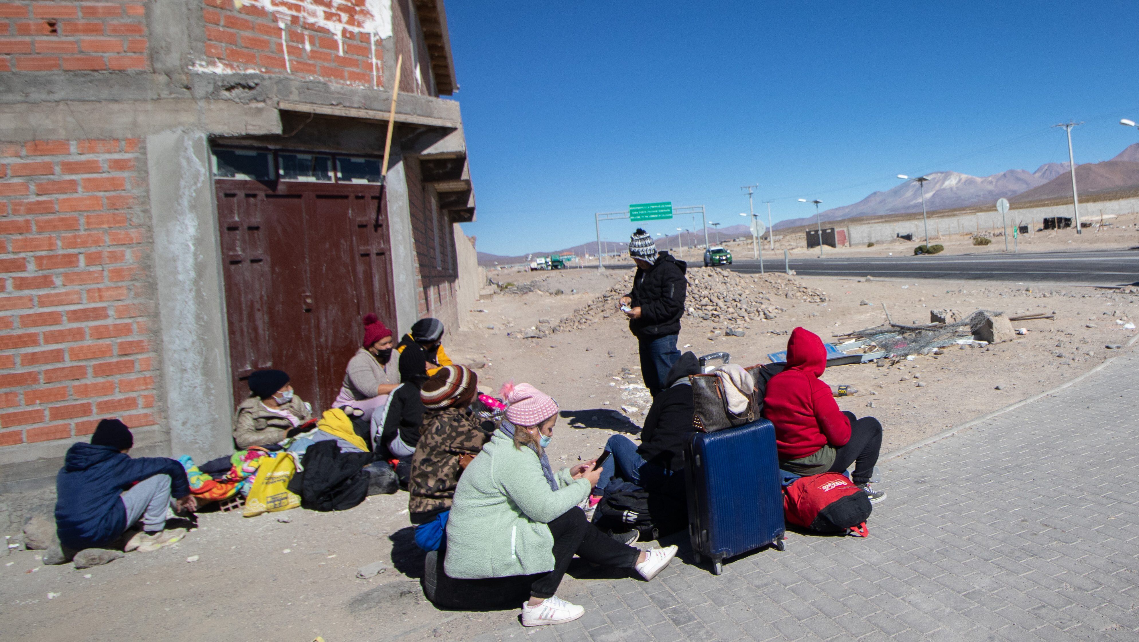 gobernador de arica por crisis migratoriaMigrantes descansan en Colchane, durante la crisis migratoria.
FOTO: LUCAS AGUAYO/AGENCIAUNO