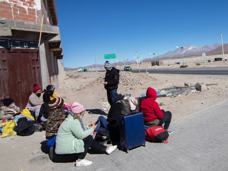 gobernador de arica por crisis migratoriaMigrantes descansan en Colchane, durante la crisis migratoria. 

FOTO: LUCAS AGUAYO/AGENCIAUNO