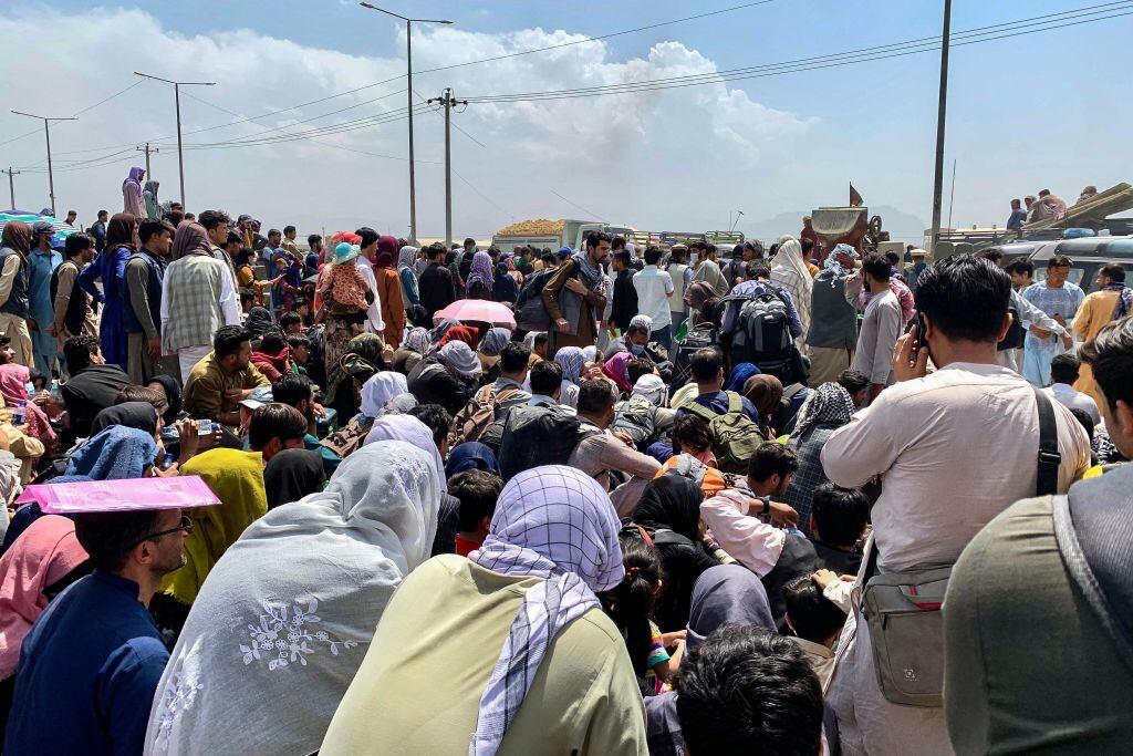 Miles de afganos esperan en la ciudad de Kabul para salir de Afganistán