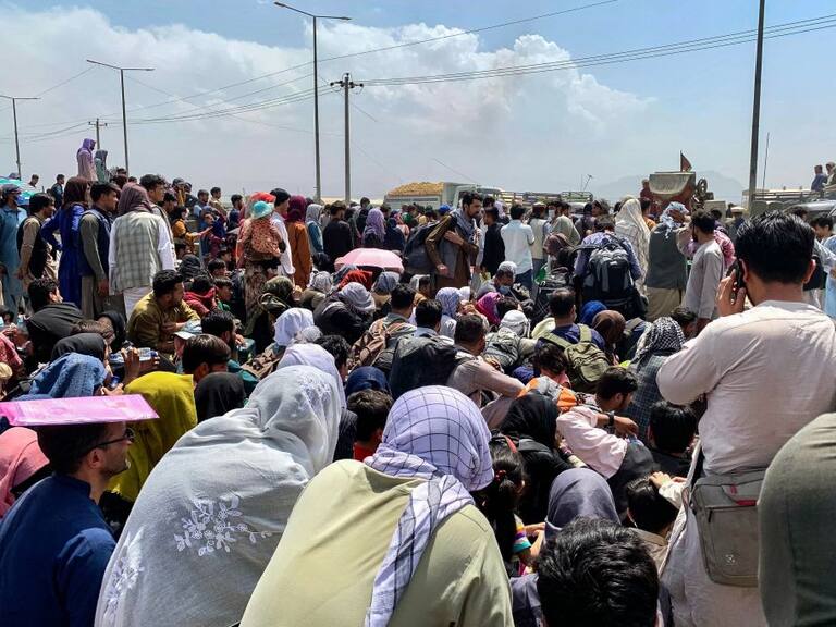 Miles de afganos esperan en la ciudad de Kabul para salir de Afganistán