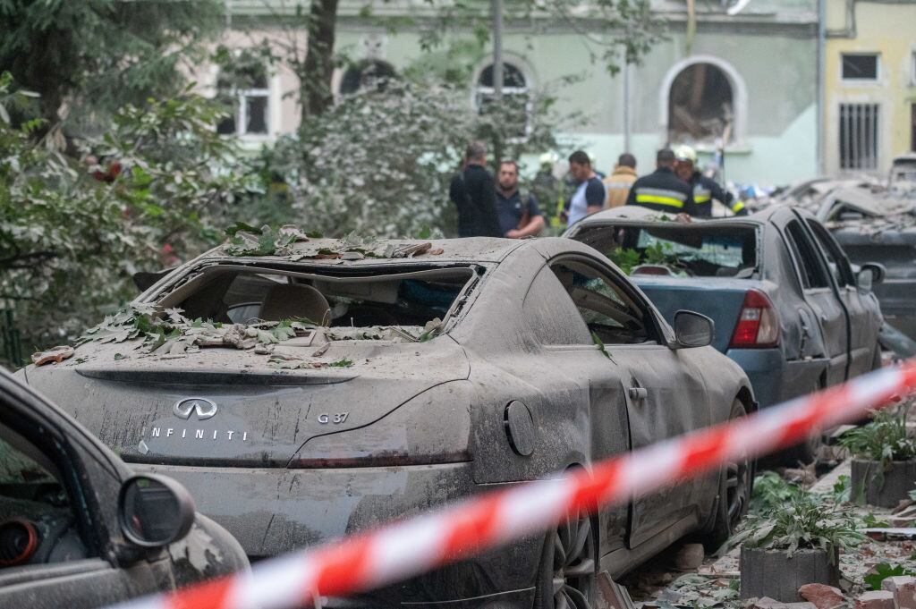 Los vehículos dañados tras el ataque ruso en la ciudad de Leópolis en Ucrania