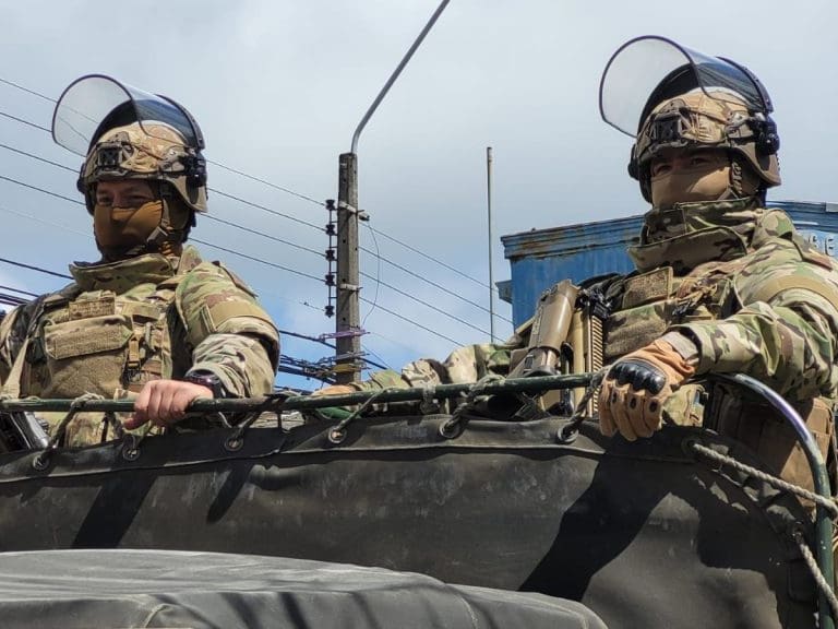 GALERÍA | Vehículos militares llegaron al centro de Lebu en el marco del estado de emergencia en la macrozona sur