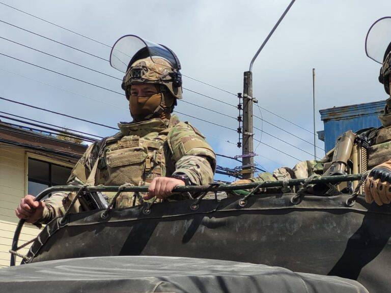 GALERÍA | Vehículos militares llegaron al centro de Lebu en el marco del estado de emergencia en la macrozona sur