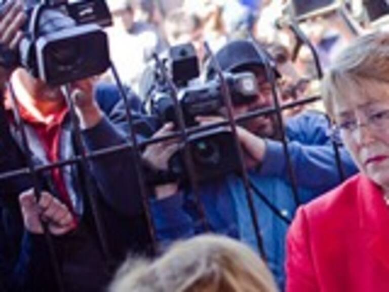 Bachelet detalló bonos para familias afectadas por incendio en Valparaíso