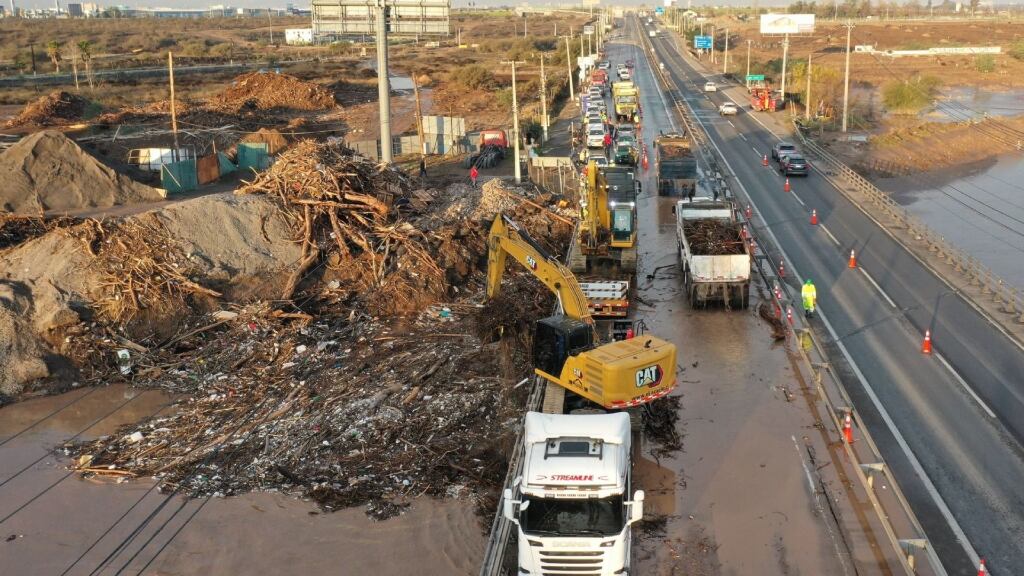 Retiran más de 700 toneladas de basura en la Ruta 68: este domingo se evaluará apertura del tránsito hacia Valparaíso