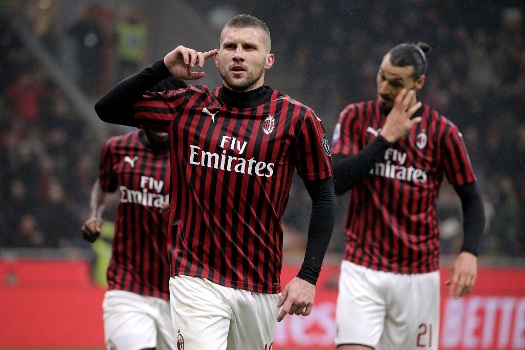 Jugadores de AC Milan en un juego ante Torino de la Serie A