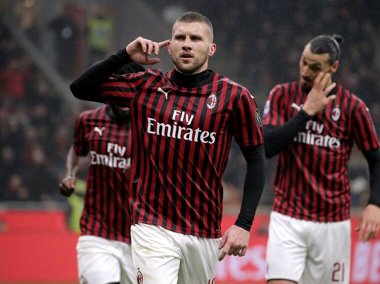 Jugadores de AC Milan en un juego ante Torino de la Serie A