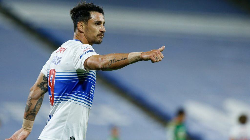 15 de Noviembre del 2020/SANTIAGOFernando Zampedri(c) anota su segundo gol y el 2 a 1 de Universidad Católica ,durante el partido valido por la Decimoctava fecha del Campeonato Nacional AFP PlanVital 2020, entre Universidad Católica vs Cobresal, disputado en el Estadio San Carlos de Apoquindo
FOTO:FRANCISCO LONGA/AGENCIAUNO