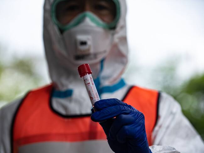 Un medico lleva la muestra de un paciente de Covid-19 en Japón