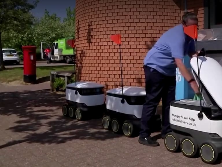 Pueblo inglés realiza sus compras con ayuda de robots inteligentes debido a la pandemia