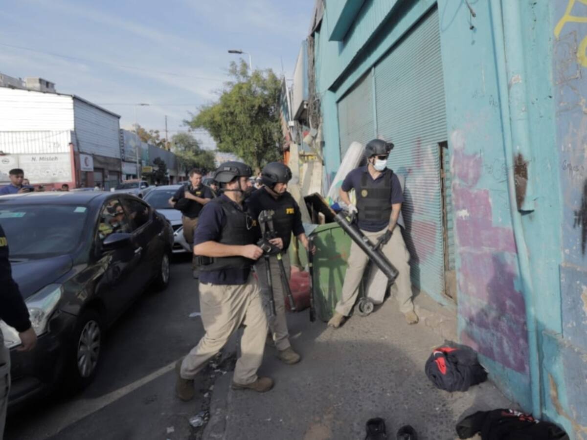 Drogas, dinero y especies por receptación: amplio allanamiento termina con detenidos en Santiago
