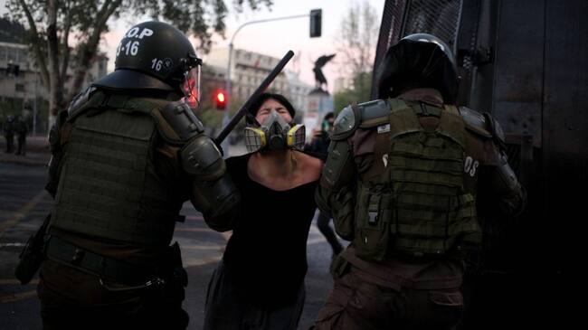 03 DE OCTUBRE DE 2020/SANTIAGO
Detención de una joven, durante enfrentamientos entre manifestantes y carabineros en el sector de Plaza Baquedano, tras la toma de esta por parte de manifestantes, en medio de la pandemia dé COVID-19.
FOTO: AILEN DÍAZ/AGENCIAUNO
